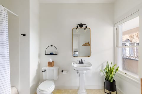 Standard Twin Room | Bathroom | Combined shower/tub, hair dryer, towels