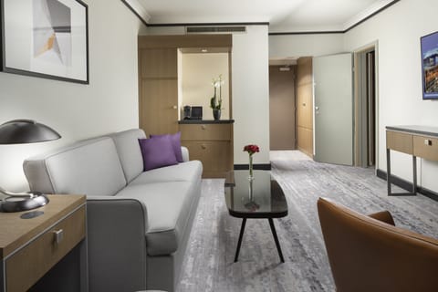 Executive Suite, 1 King Bed | Premium bedding, in-room safe, laptop workspace, blackout drapes