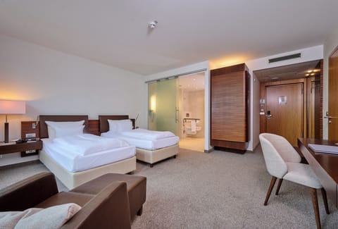 Economy Twin Room | Premium bedding, in-room safe, desk, laptop workspace