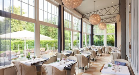 2 restaurants, breakfast, dinner served; local and international cuisine