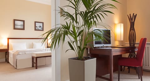 Deluxe Suite, Sea View | Hypo-allergenic bedding, free minibar, in-room safe, desk