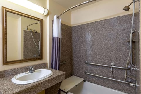 Combined shower/tub, free toiletries, hair dryer, towels