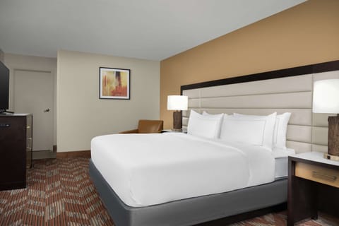 Room, 1 King Bed | In-room safe, desk, blackout drapes, iron/ironing board