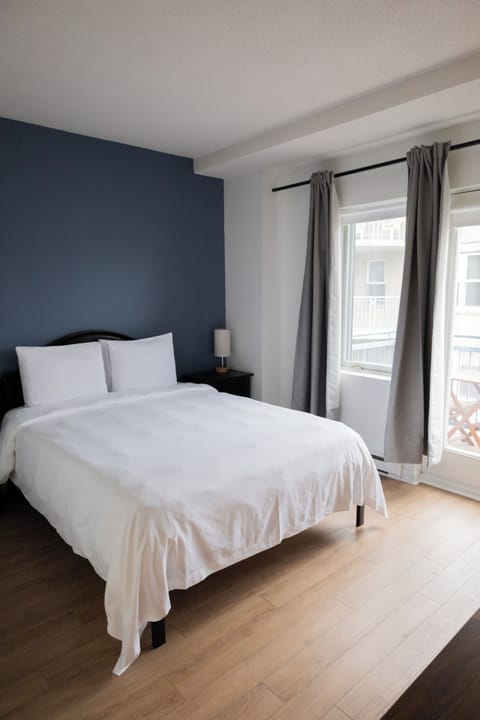 Standard Room, 1 Queen Bed, Balcony | In-room safe, blackout drapes, iron/ironing board, free WiFi