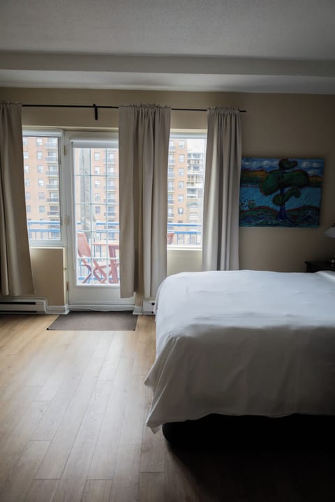 Standard Room, 1 Queen Bed, Balcony | In-room safe, blackout drapes, iron/ironing board, free WiFi