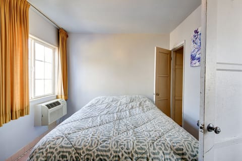 Standard Room, 1 Queen Bed | Free WiFi, bed sheets