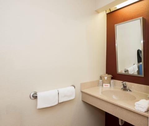 Deluxe Room, 1 King Bed, Accessible (Smoke Free) | Accessible bathroom