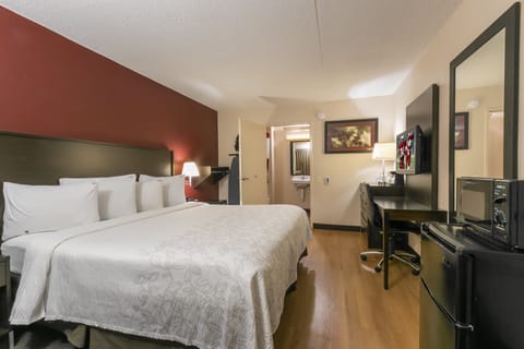 Deluxe Room, 1 King Bed, Accessible (Smoke Free) | Premium bedding, in-room safe, desk, laptop workspace