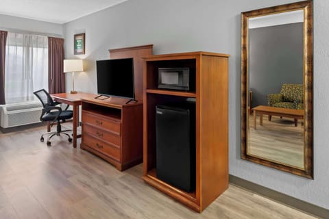 Room, 1 King Bed, Non Smoking | Desk, iron/ironing board, cribs/infant beds, rollaway beds