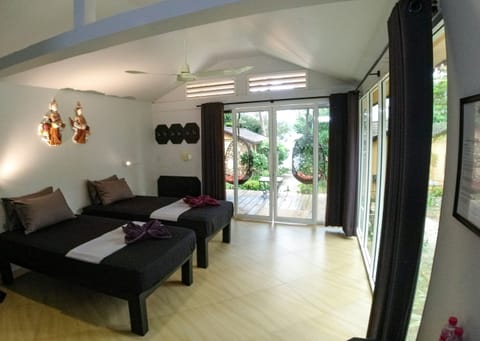 Comfort Villa, 2 Twin Beds, Sea View | Blackout drapes, free WiFi, bed sheets