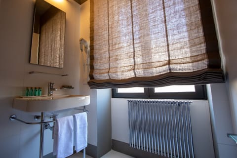 Classic Double Room | Bathroom | Shower, free toiletries, hair dryer, towels