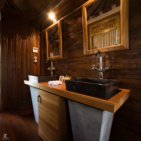 Honeymoon Cabin, 1 King Bed, Hot Tub, Garden View | Bathroom | Free toiletries, hair dryer, slippers, towels