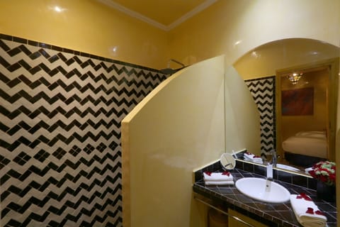 Double or Twin Room | Bathroom | Shower, rainfall showerhead, free toiletries, hair dryer