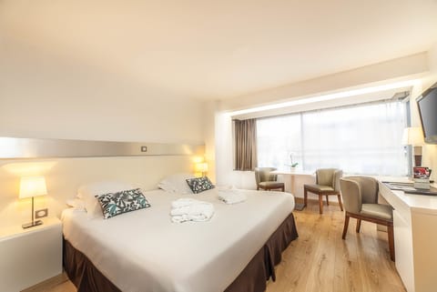 Deluxe Room | Premium bedding, pillowtop beds, minibar, in-room safe