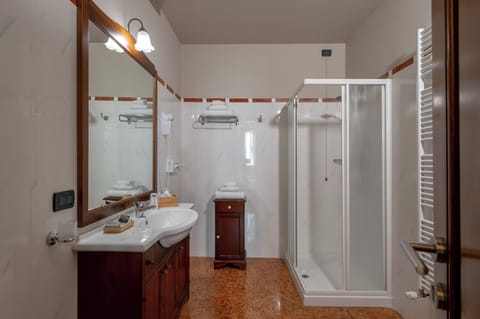 Triple Room, 1 Bedroom | Bathroom | Shower, hair dryer, bidet, towels
