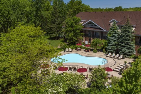 Indoor pool, seasonal outdoor pool, sun loungers