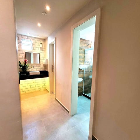 Shared Dormitory, Mixed Dorm, Shared Bathroom | Bathroom | Shower, towels