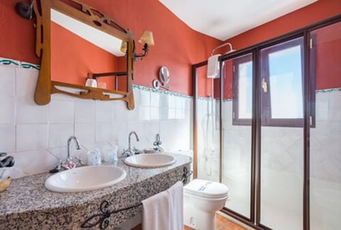 Classic Double Room | Bathroom | Shower, free toiletries, hair dryer, bidet