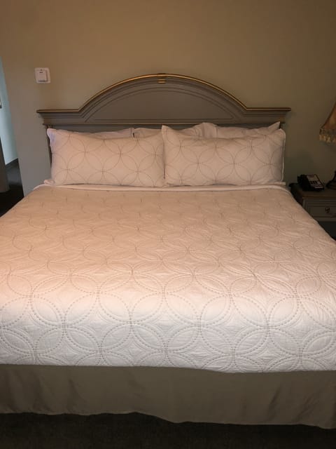 Suite, 1 King Bed | Pillowtop beds, desk, blackout drapes, iron/ironing board