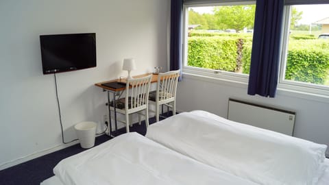 Standard Room, 1 Bedroom | Desk, laptop workspace, iron/ironing board, cribs/infant beds