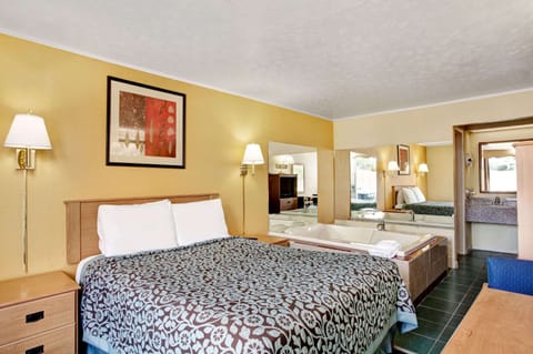 Room, 1 Queen Bed | Desk, soundproofing, cribs/infant beds, rollaway beds