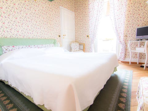 1 bedroom, premium bedding, memory foam beds, free minibar items