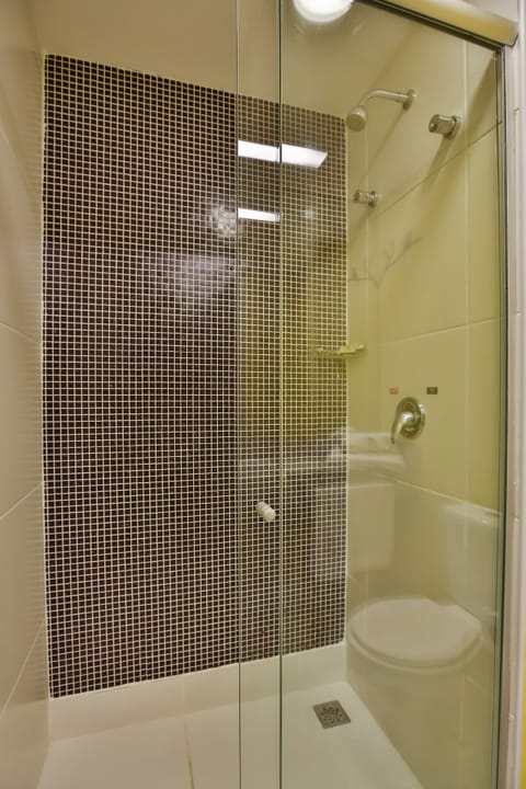 Shower, rainfall showerhead, free toiletries, hair dryer