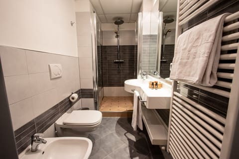 Shower, rainfall showerhead, free toiletries, hair dryer