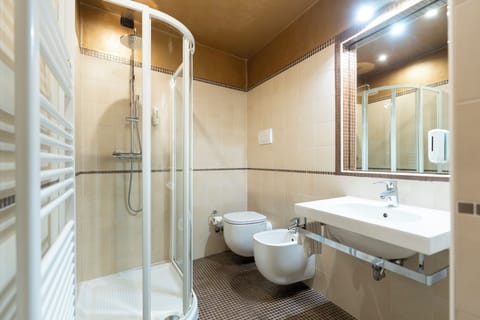 Superior Double Room | Bathroom | Shower, free toiletries, hair dryer, towels