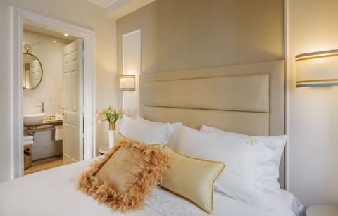 Executive Suite | Premium bedding, minibar, in-room safe, individually decorated