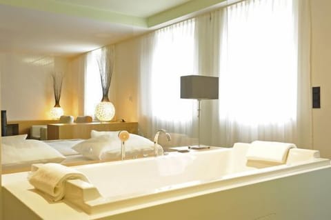 Suite | Bathroom | Free toiletries, hair dryer, slippers, towels