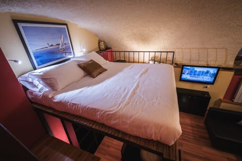 Premium bedding, in-room safe, desk, soundproofing