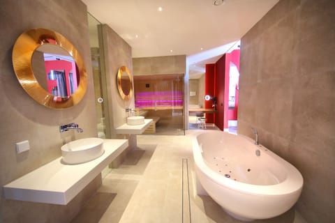 SUITE T3 - Suite op hoogste etage  | Bathroom | Separate tub and shower, jetted tub, free toiletries, hair dryer