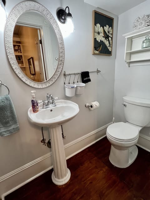 Queen Room | Bathroom | Free toiletries, hair dryer, bathrobes, towels