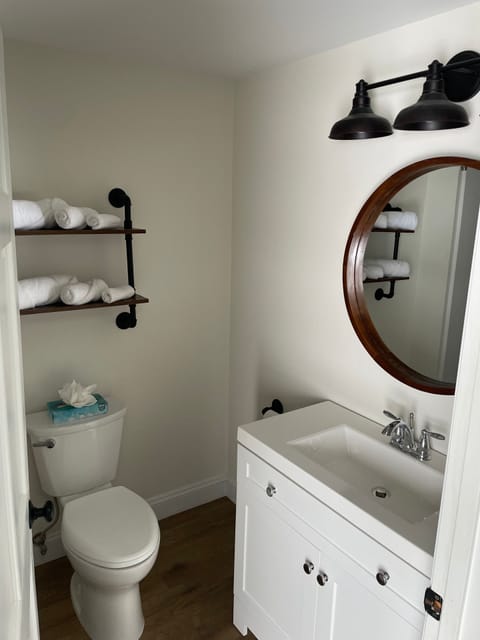 Room | Bathroom | Combined shower/tub, free toiletries, towels