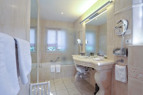 Junior Suite, Sea View | Bathroom | Deep soaking tub, free toiletries, hair dryer, bathrobes