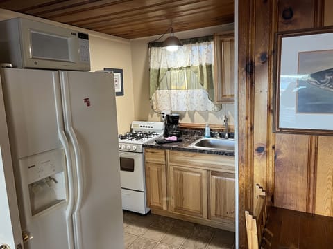 Willow | Private kitchen | Fridge, microwave, stovetop, coffee/tea maker