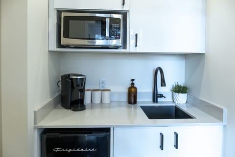 Deluxe Studio Suite, 1 Queen Bed, Garden View | Private kitchen | Fridge, microwave, coffee/tea maker, electric kettle