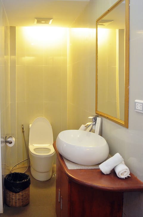 Deluxe Room (Queen) | Bathroom | Free toiletries, towels