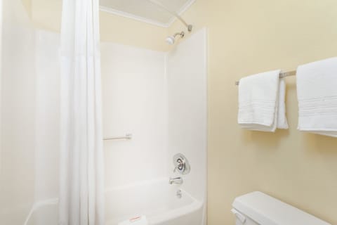 Combined shower/tub, hair dryer, towels