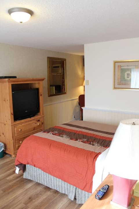 Cabin, 2 Bedrooms (Birch Cabin) | Desk, blackout drapes, iron/ironing board, free WiFi