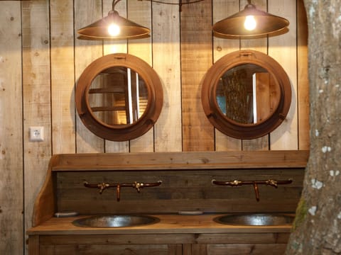 Family Room | Bathroom | Shower, hair dryer, towels