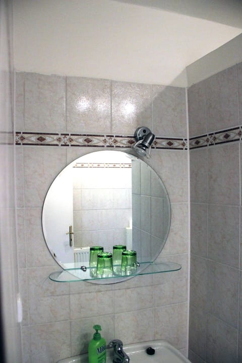 Basic Double Room | Bathroom amenities | Shower, towels