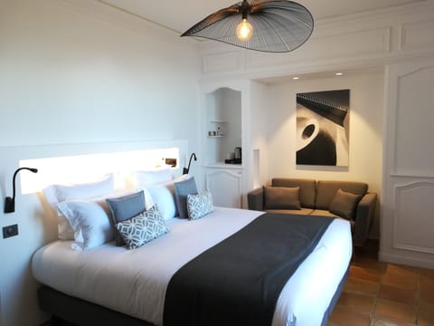 Classic Double Room, Balcony | Minibar, in-room safe, desk, soundproofing