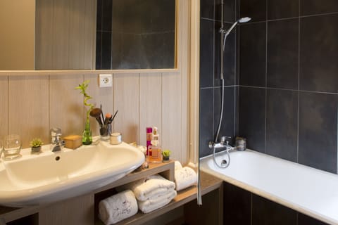 Combined shower/tub, deep soaking tub, free toiletries, hair dryer