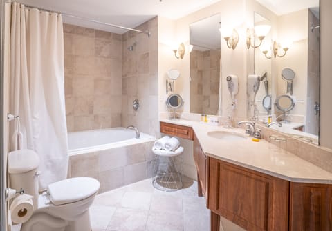 Junior Suite | Bathroom | Combined shower/tub, free toiletries, hair dryer, slippers