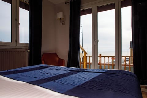 Premium bedding, desk, blackout drapes, soundproofing