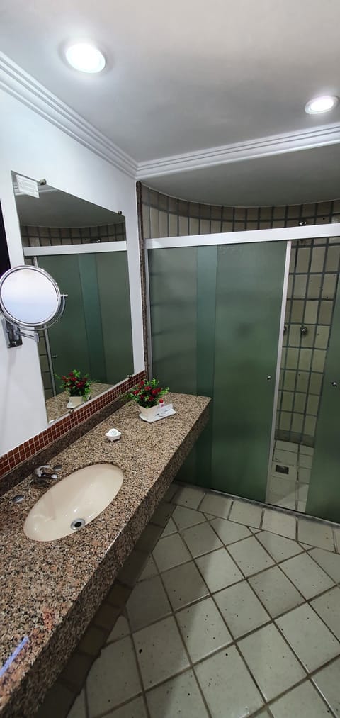 Studio Suite | Bathroom | Shower, free toiletries, towels