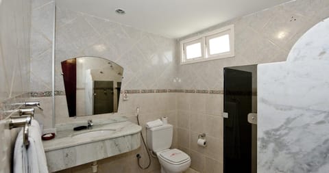 Apartment (Master) | Bathroom | Shower, free toiletries, hair dryer, towels