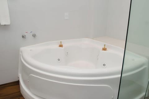 Suite | Deep soaking bathtub